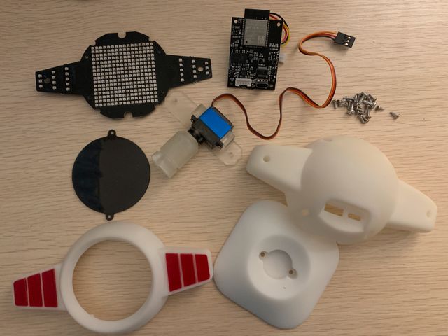 パーツを並べた写真