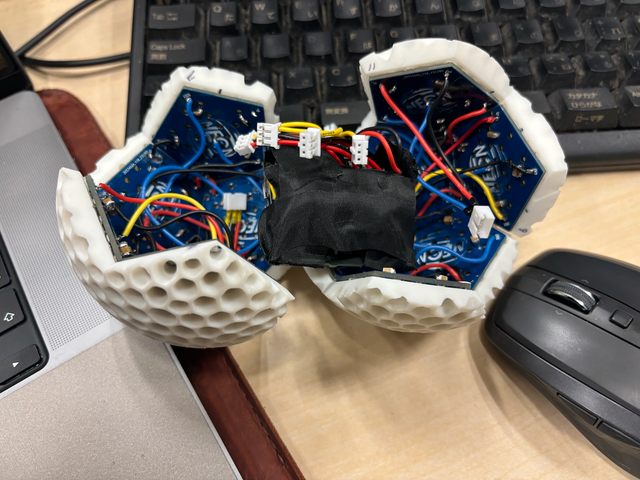 黒いテープに包まれているのがSPRESENSE