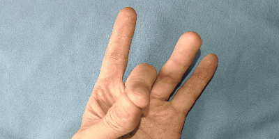 手を開いて（パーの状態）→親指と中指を閉じます